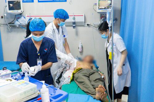 Cấp cứu người bệnh bị lóc da vùng cánh và cẳng tay phải do tai nạn lao động