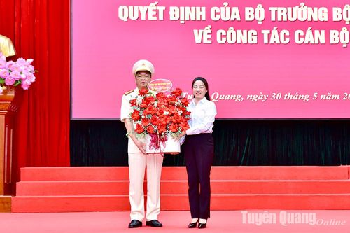 Trao quyết định nghỉ công tác đối với đồng chí Phó Giám đốc Công an tỉnh Hà Phúc Thịnh