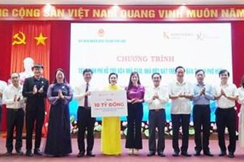 Trao 10 tỷ đồng hỗ trợ xóa nhà tạm, nhà dột nát