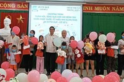 Trao 140 suất quà nhân Ngày Quốc tế Thiếu nhi