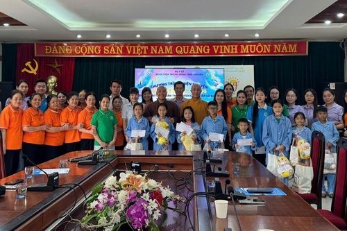Tặng quà đến các em thiếu nhi đang điều trị tại Bệnh viện Trung ương Thái Nguyên