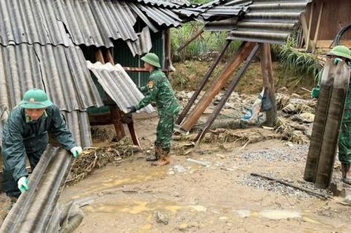 Lũ ống, sạt lở trong đêm, dân nhiều xã vùng biên Nghệ An sơ tán khẩn