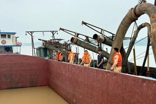 Hàng chục cảnh sát truy bắt 2 tàu 'cát tặc' trên sông Hồng lúc rạng sáng