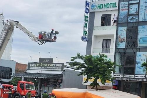 Cảnh sát kịp thời cứu nam thanh niên nghi có ý định nhảy lầu tại Đà Nẵng