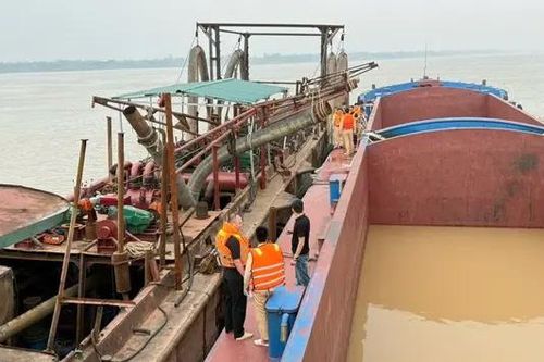 Truy đuổi hai tàu khai thác cát trái phép