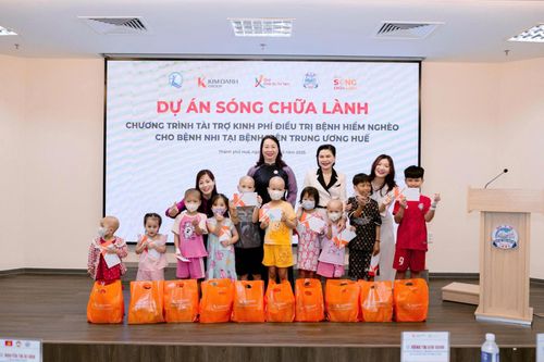 'Sóng chữa lành' trao tặng 2 tỷ đồng hỗ trợ bệnh nhi tại Bệnh viện Trung ương Huế