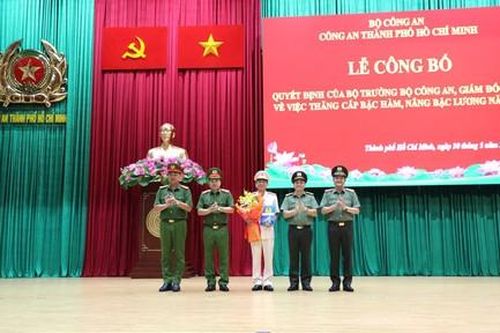Công an TPHCM trao quyết định thăng bậc hàm, nâng lương cho lãnh đạo, chỉ huy năm 2025