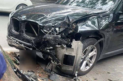 Nữ sinh bị ô tô BMW cán đứt lìa chân trên phố Hà Nội