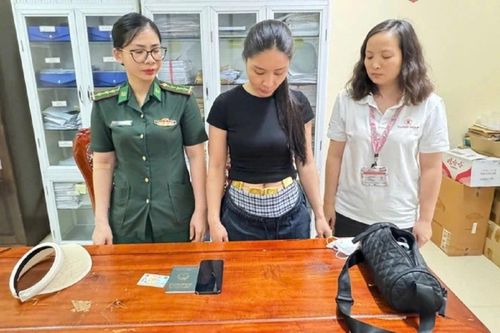 Quấn 4kg vàng quanh bụng mang qua biên giới
