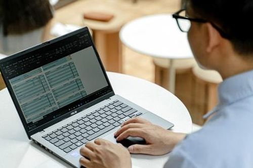 Công nghệ AI tiếp tục chi phối thị trường máy tính xách tay