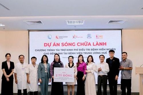 Trao 2 tỷ đồng hỗ trợ kinh phí điều trị bệnh hiểm nghèo tặng các bệnh nhi