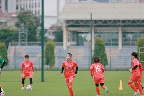 Tiền đạo Huỳnh Như: 'Các cầu thủ trẻ đang bắt nhịp với chúng tôi'