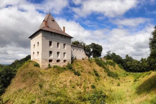 Bí ẩn căn phòng bị bịt kín 300 năm dưới lâu đài Ukraine