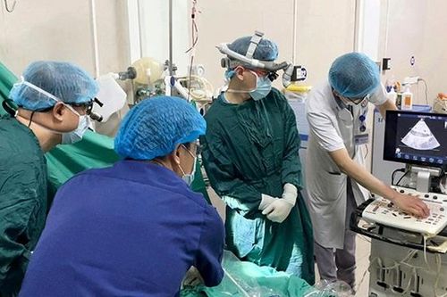 Từ sốt, nôn, bé gái 11 tuổi ở Ninh Bình sốc tim nguy kịch
