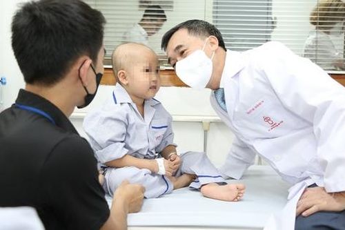 Thứ trưởng Bộ Y tế Trần Văn Thuấn thăm, tặng quà bệnh nhi nhân dịp Quốc tế Thiếu nhi