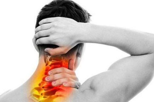 Suýt liệt tay chân do thoát vị đĩa đệm cổ