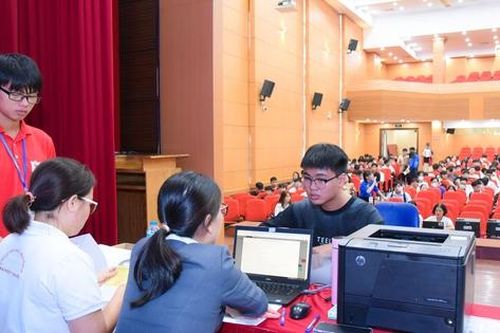 Điểm mới tuyển sinh Y Dược 2025: Cơ hội cho thí sinh C00, D01, A01