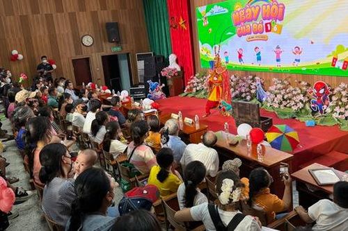 Những cô bé, cậu bé quên cơn đau, hào hứng xem ảo thuật, ca nhạc trong Tết thiếu nhi sớm