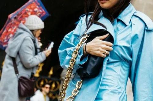 Đổi cách cầm túi theo 3 kiểu này, mọi bức ảnh của bạn sẽ trông thời trang hơn