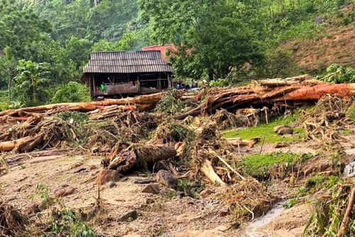 Mưa lớn làm 1 người chết, 4 căn nhà bị cuốn trôi