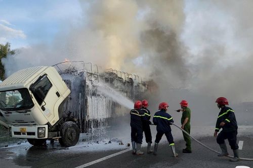Quảng Ngãi: Xe tải bốc cháy trên quốc lộ 1A