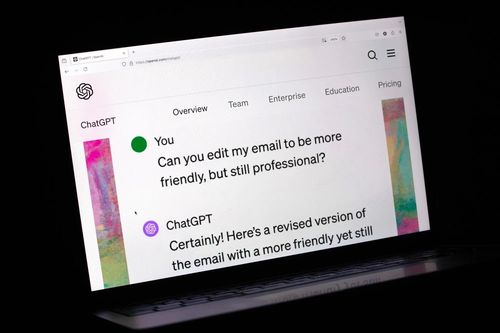 Mỗi email viết bởi AI tốn một chai nước