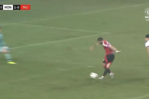 Cú rabona hỏng của Bruno Fernandes