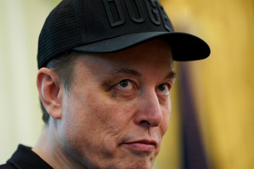 Elon Musk 'rời' Nhà Trắng với vết bầm tím trên mắt