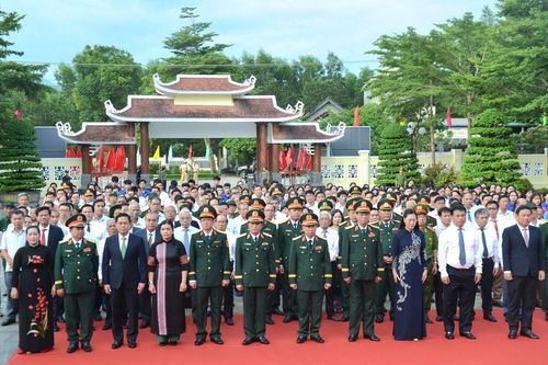Dâng hương kỷ niệm 60 năm Ngày chiến thắng Ba Gia