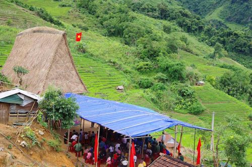 Kon Tum: Khánh thành nhà Rông văn hóa thắm đượm nghĩa tình quân dân
