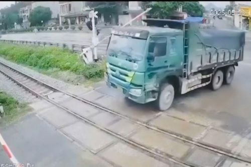 Tài xế ô tô bị xử phạt vì vượt đèn đỏ, làm gãy cần chắn đường sắt