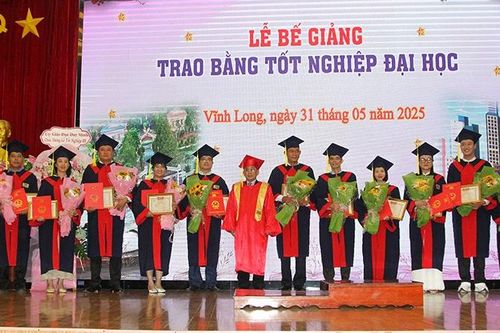 Trường đại học Cửu Long trao bằng tốt nghiệp cho 367 cử nhân hệ đào tạo từ xa