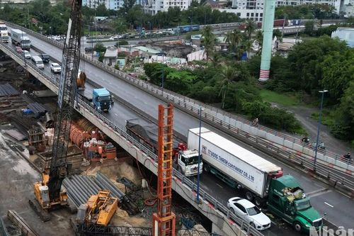 Cần cẩu đổ đè xe đầu kéo container và ô-tô tại công trình giao thông