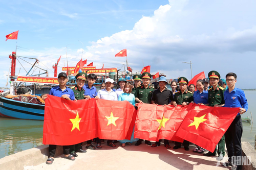 Trao cờ Tổ quốc, áo phao cứu sinh tặng ngư dân huyện Phú Vang, TP Huế