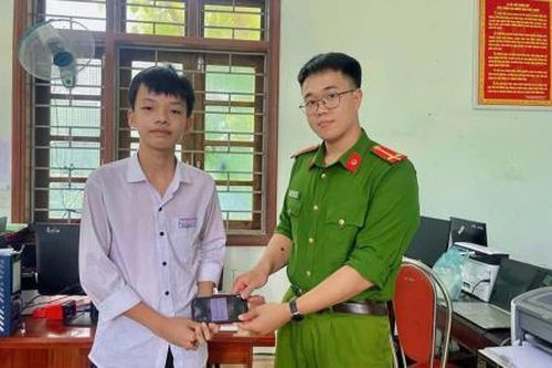Học sinh không tham của rơi!