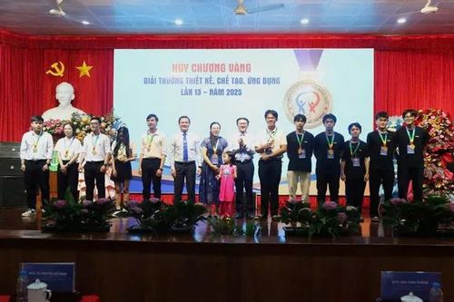 Sinh viên sáng chế máy bay không người lái, cảnh báo dòng chảy xa bờ