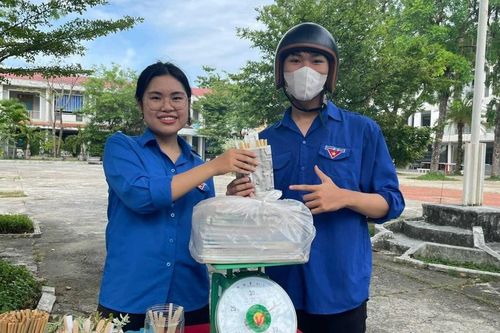 Tặng sách giáo khoa cho học sinh nghèo