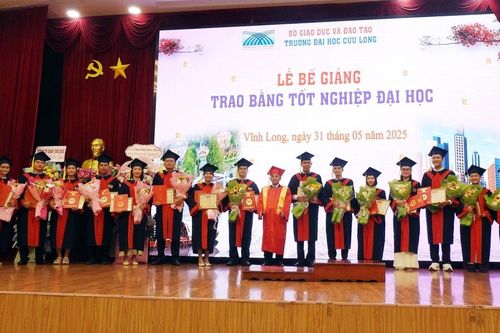 Trường ĐH Cửu Long trao bằng tốt nghiệp cho 367 tân cử nhân hệ từ xa