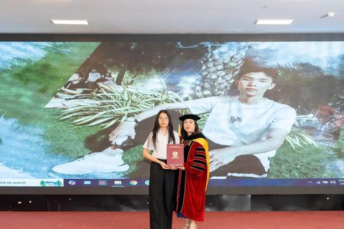 Xúc động hình ảnh em gái đỏ mắt thay anh nhận bằng cử nhân