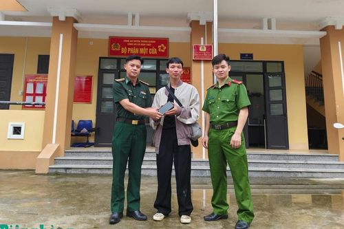 Trao trả tài sản bị đánh rơi cho khách du lịch