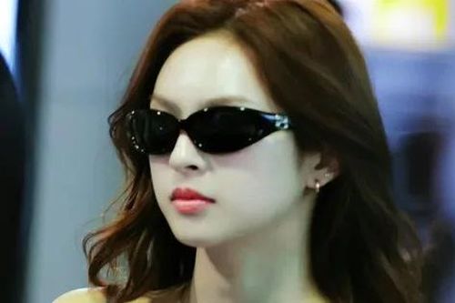 Em gái BlackPink đổ bộ sân bay Tân Sơn Nhất đêm khuya