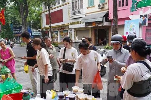 Người dân dậy từ 5h sáng, tất bật mua rượu nếp 'diệt sâu bọ' ngày Tết Đoan Ngọ