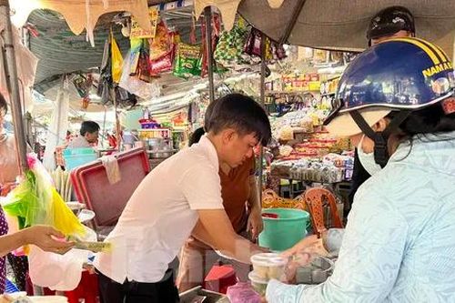 Người dân xếp hàng dài từ sáng sớm chờ mua heo, vịt quay cúng Tết Đoan Ngọ