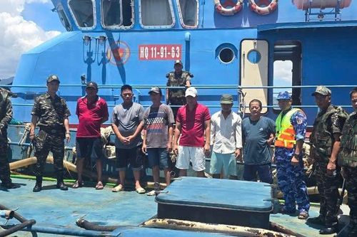 Bắt giữ tàu cá nghi chở lậu dầu trên vùng biển Ninh Thuận