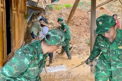 Bộ đội, công an giúp dân khắc phục hậu quả lũ quét
