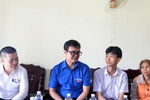 Trao học bổng cho nam sinh nghèo vượt khó vươn lên