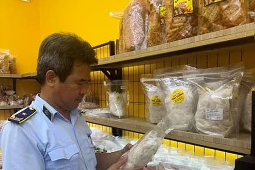 Phát hiện cơ sở bánh tráng hơn 400 sản phẩm không có nguồn gốc, xuất xứ
