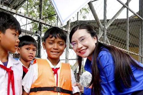 Dạy bơi miễn phí, trao học bổng cho thiếu nhi ở Gia Lai