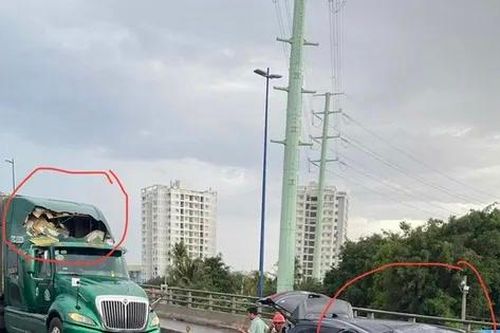 Nguyên nhân cần cẩu công trình ngã đè 2 ô tô ở TPHCM