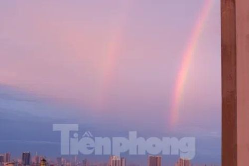 Người dân TPHCM thích thú thấy cầu vồng 'song sinh' rực rỡ trên bầu trời